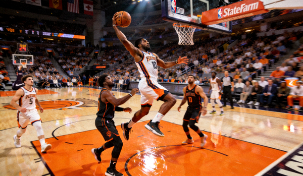 NBA季后赛篮球比赛，球员在橙色地板上突破上篮